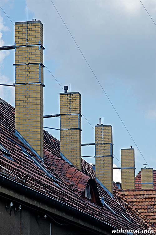 Kaminquintett auf den Dächern des einstigen Marstalles der Funkerberg-Kaserne. Das GebÃ¤ude wird derzeit z.T. bewohnt. Es wird ebenfalls denkmalgerecht saniert und fÃ¼r zeitgemÃ¤Ães Wohnen umgebaut.