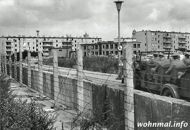 Provisiorische Mauer in der Sebastianstraße in Berlin-Kreuzberg