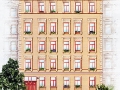 Schlichte Eleganz: Die Fassade der Schillerstraße 34