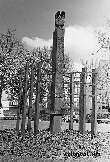 Kriegsgefanenen-Mahnmal am Münsinger Platz in Spandau 1957