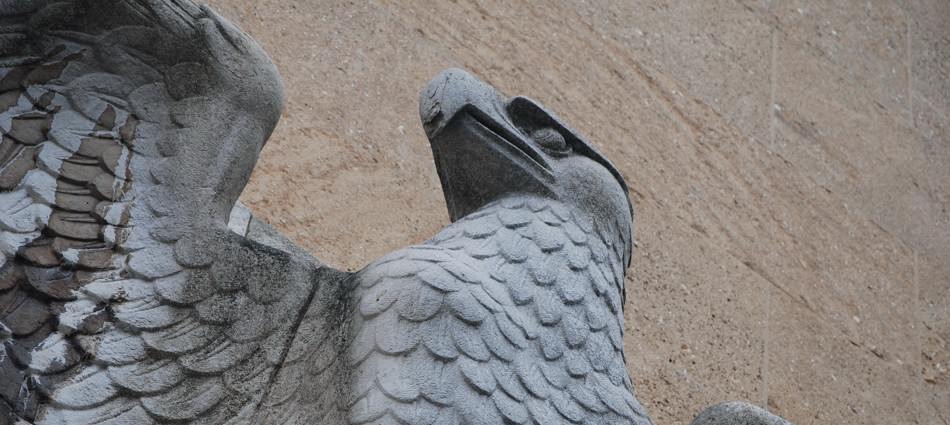 Adlerskulptur an Fassade des Zentralflughafen