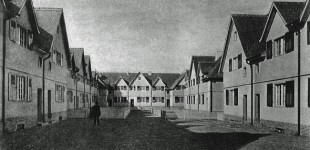 Innenhof des von Herrmann Muthesius realisierten Bauabschnitts der Preussensiedlung in Altglienicke kurz nach der Fertigstellung (Foto: Terraplan, Nürnberg)