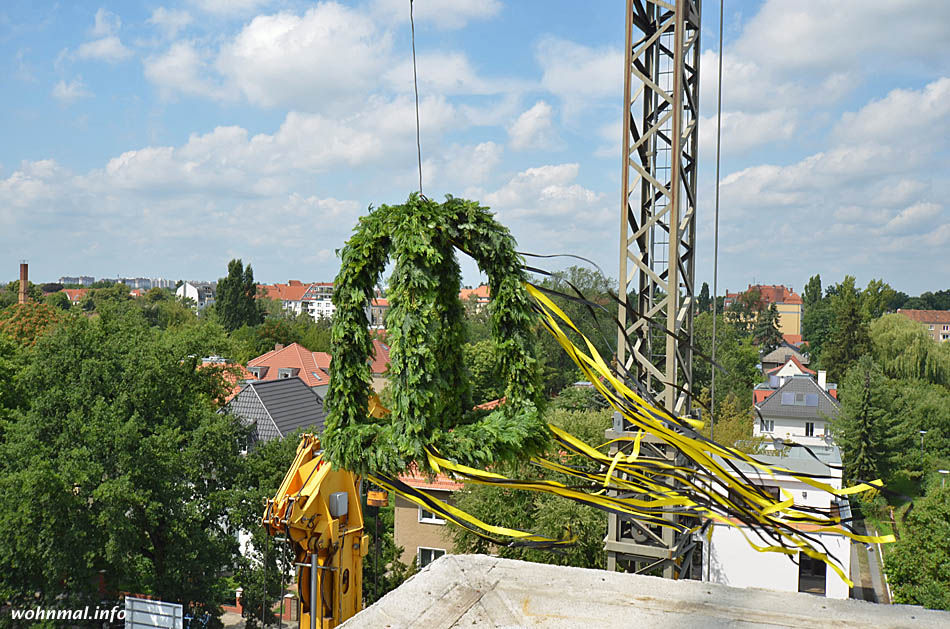 Richtkranz über dem Gästehaus