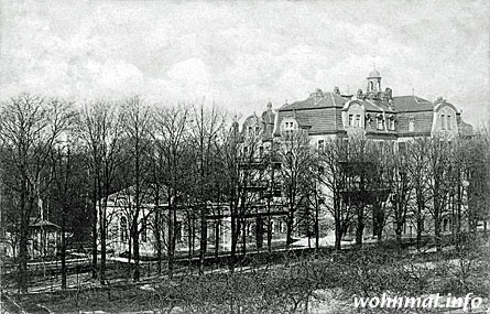 Das Park-Sanatorium in Pankow im Frühjar 1909 von Südosten aus gesehen. Der einstöckige Bau im Vordergrund ist das Badehaus. Foto: Archiv Sven Hoch