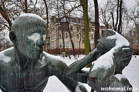 Blick vom Bleichröder-Park auf das immer noch imposante, schlossartige Gebäude des einstigen Park-Sanatoriums, aufgenommen im Februar 2012. Foto: Sven Hoch