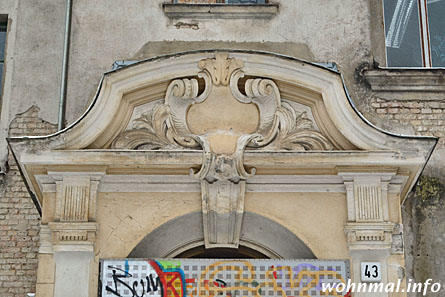 Das Hauptportal an der Dusekestraße ist mit Ornamenten reich geschmückt. Foto: Sven Hoch