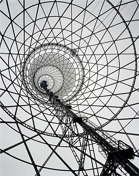 Der von Wladimir Schuchow errichtete 1922 errichtete Schabolowka-Funkturm war einer der ersten Bauten des russischen Konstruktivismus. Diese Aufnahme stammt von 1998. Foto: © courtesy Richard Pare und Kicken Berlin