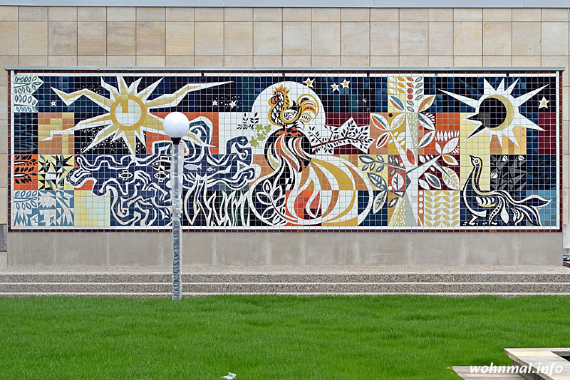 Das riesige Keramikbild war zuvor in die Fassade des Gebäudes eingelassen. Es wurde vorsichtig herausgetrennt, restauriert und im Garten wieder aufgestellt. Schade, dass der im letzten Jahr verstorbene Womacka das nicht mehr hat sehen können.