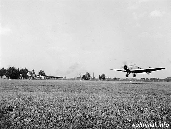 Eine Junkers-Maschine der Luftkriegsschule Werder (Havel) startet im Sommer 1938 vom Flugfeld in den Werderschen Wiesen. Foto: Archiv Wohnmal.info