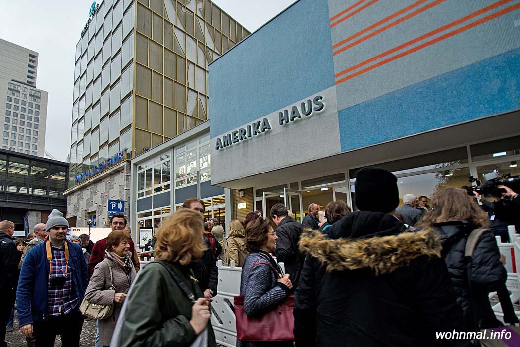 Großer Andrang am Amerika Haus in der Charlottenburger Kantstraße. Hunderte Menschen warteten geduldig, um einen Blick ins Innere des sanierten Gebäudes und auf die gleich vier Ausstellungen zu werfen, mit der die Fotogalerie C/O Berlin die Wiedereröffnung zelebriert. Foto: Sven Hoch