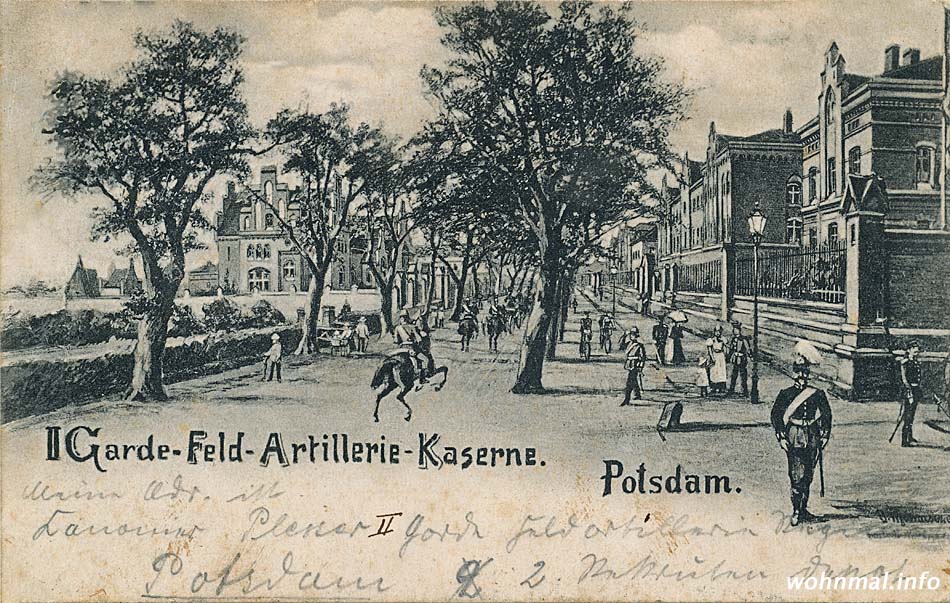 Die „Rote Kaserne“ um 1895: Links (westlich) der Nedlitzer Straße ist auf dieser historischen Ansichtskarte das reich verzierte Offizierscasino zu erkennen, rechts (östlich) des Weges liegen die Bauten der eigentlichen Kaserne. Abb.: Archiv Wohnmal.info