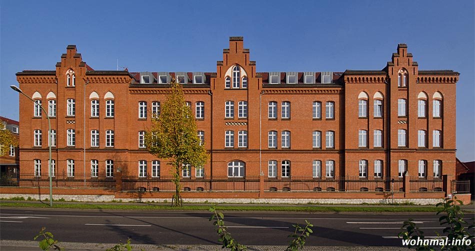 Drei Treppengiebel geben der Westfassade des einstigen Mannschaftsquartie der „Roten Kaserne“, das zum Technologiezentrum wurde, eine markante Struktur. Foto: Sven Hoch