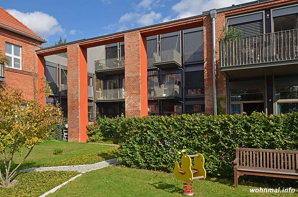 Modernes Wohnen hinter alten Mauern im wahrsten Sinne des Wortes: die Westfassade des Königlichen Ateliers mit Innenhof und Arkaden. Foto: Sven Hoch