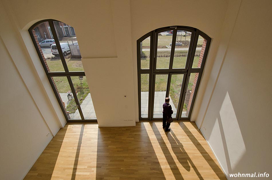 Licht und Luft: Blick von der Galerieempore in den Wohnraum eines Stadthauses. Foto: Sven Hoch