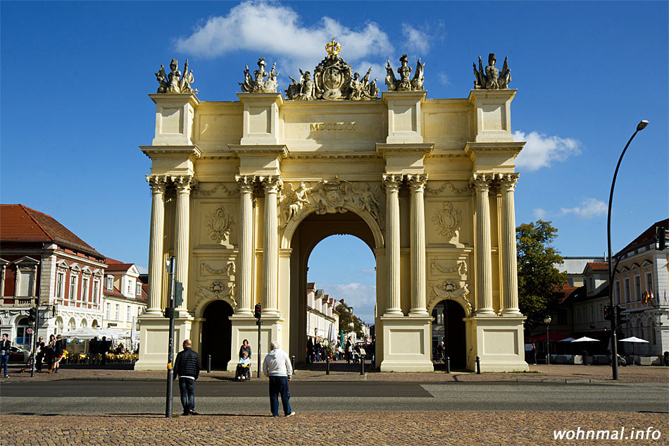 Beim Entwurf des Brandenburger Tores in Potsdam ließen sich Gontard und Unger von römischen Triumphbögen wie dem Kostantinbogen inspirieren. Gontard entwarf die Stadtseite, Unger die hier abgebildete Landseite des Tores. 1770/71 errichtet, ist es übrigens rund 18 Jahre älter als sein Berliner Pendant. Foto: Sven Hoch