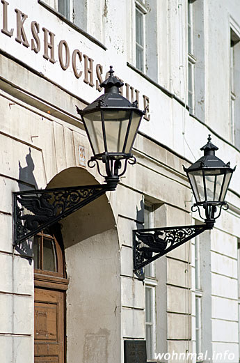 Erst ein aufmerksamer Blick offenbart die architektonischen Details des Gontard-Palais in der Dortustraße. Die beiden herrlichen, sechseckigen, schwarzen Laternen, die das Eingangsportal flankieren, wurden zum Beispiel von niemand Geringerem als Karl Friedrich Schinkel (17811841) entworfen. Über dem Portal prangen noch die Lettern des letzten Nutzers, der Volkshochschule Potsdam. Foto: Sven Hoch