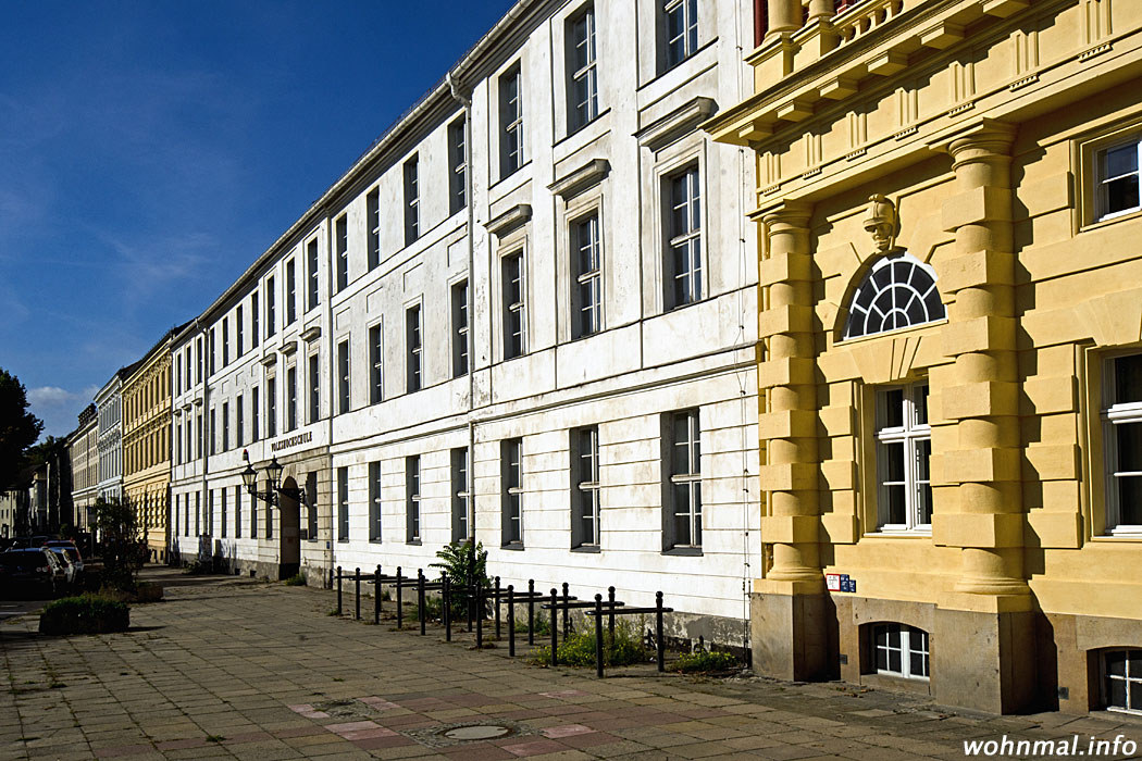 Die schnörkellose Fassade des Gontards-Palais bildet einen starken Kontrast zu den benachbarten, äußerst üppig verzierten Hiller-Brandtschen Häusern, von denen ein Teil der Ostfassade in den rechten Vordergrund hineinragt. Foto: Sven Hoch