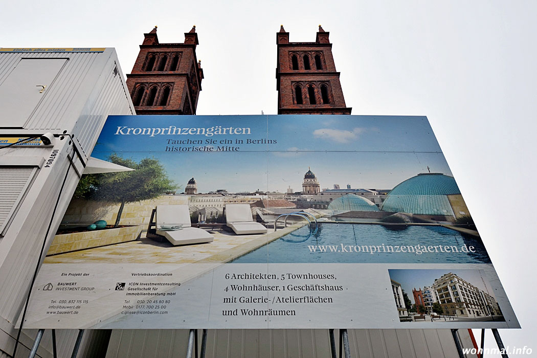 Schild und Baucontainer des Kronprinzengärten-Projekts vor der Friedrichswerderschen Kirche. Foto: Sven Hoch