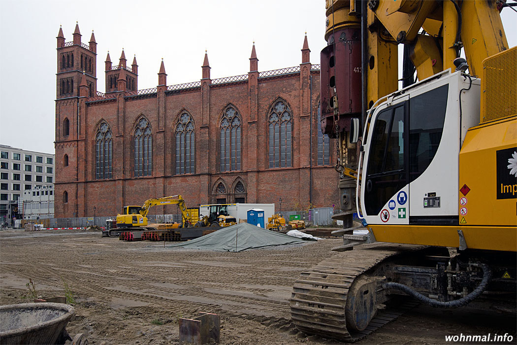 Schweres Gerät bringt sich auf der Baustelle östlich der Friedrichswerderschen Kirche in Stellung. Die Realisierung des Frankonia-Projekts wird die Kirche wohl weiter in ihrer Substanz nachhaltig beschädigen. Foto: Sven Hoch