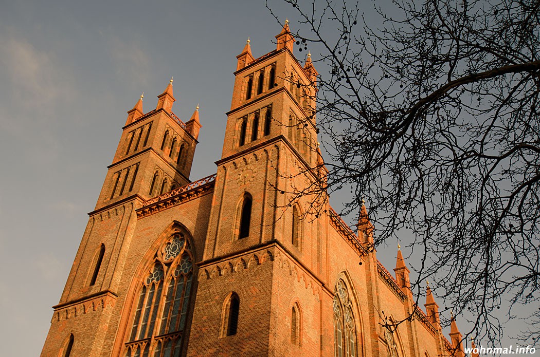 Perfekt in Szene gesetzte Eleganz: die Friedrichswerdersche Kirche an einem Morgen im April 2011. Foto: Sven Hoch