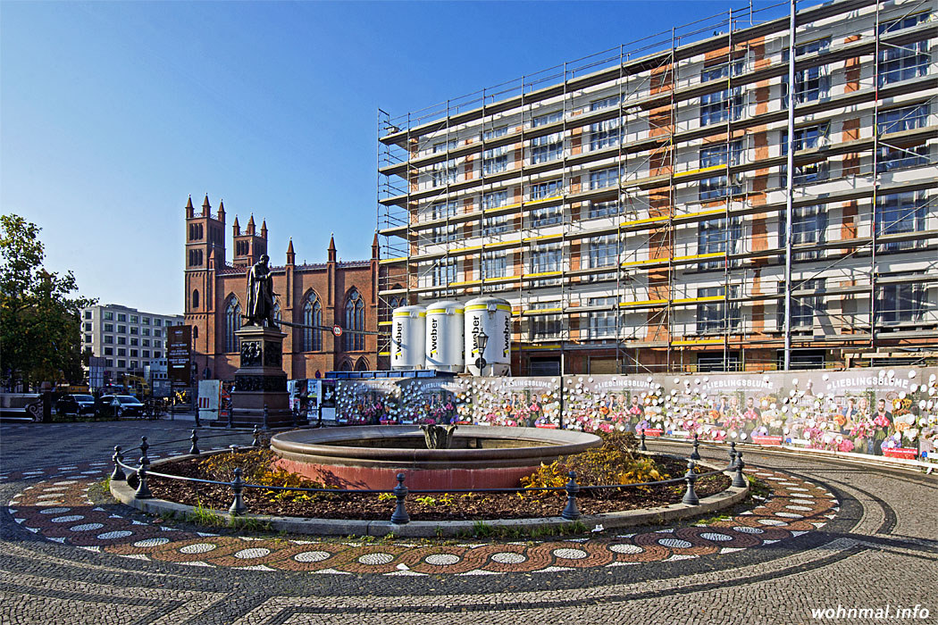 Blick westwärts über den Schinkelplatz zur Friedrichswerderschen Kirche. Bald schließen die Neubauten der Frankonia nahtlos an die sich hier bereits im Bau befindlichen Gebäude an. Foto: Sven Hoch